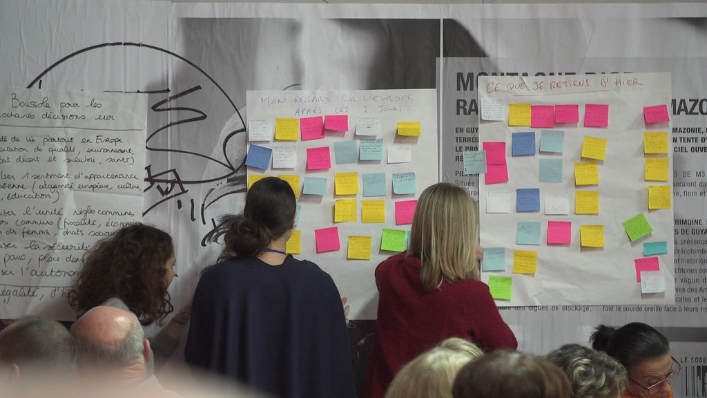 Et pendant ce temps #auconsulat // Ça colle des post-it !