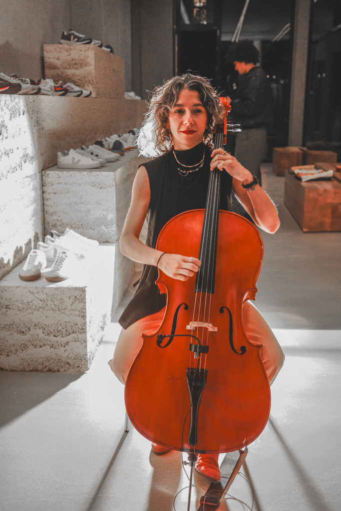 Cellist Zeynep Ayşe Hatipoğlu fills the VEJA Store Berlin with warm, resonant tones, creating a timeless atmosphere that complements the hands-on craft of the session."