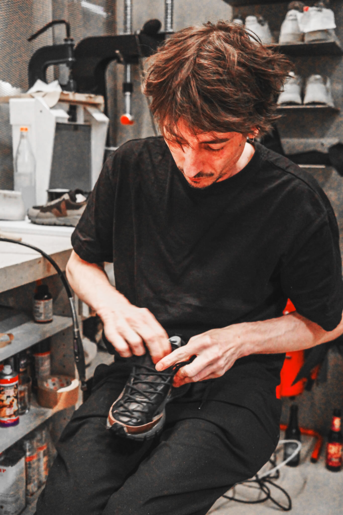 Ben, VEJA’s skilled cobbler, focused on crafting a custom VEJA Dekkan model, with the sounds of his tools blending seamlessly into the ambiance of the evening."