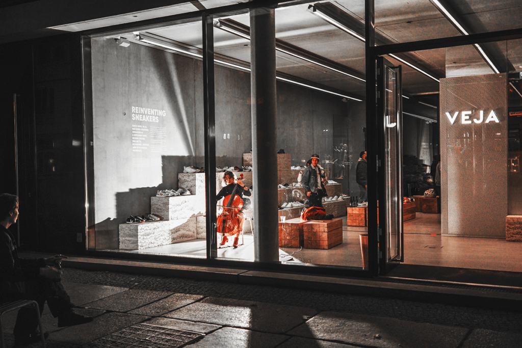 "Cellist Zeynep Ayşe Hatipoğlu fills the VEJA Store Berlin with warm, resonant tones, creating a timeless atmosphere that complements the hands-on craft of the session."