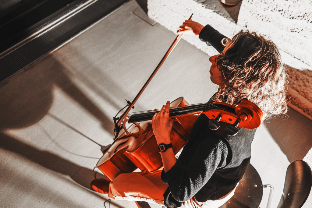 "Cellist Zeynep Ayşe Hatipoğlu fills the VEJA Store Berlin with warm, resonant tones, creating a timeless atmosphere that complements the hands-on craft of the session."