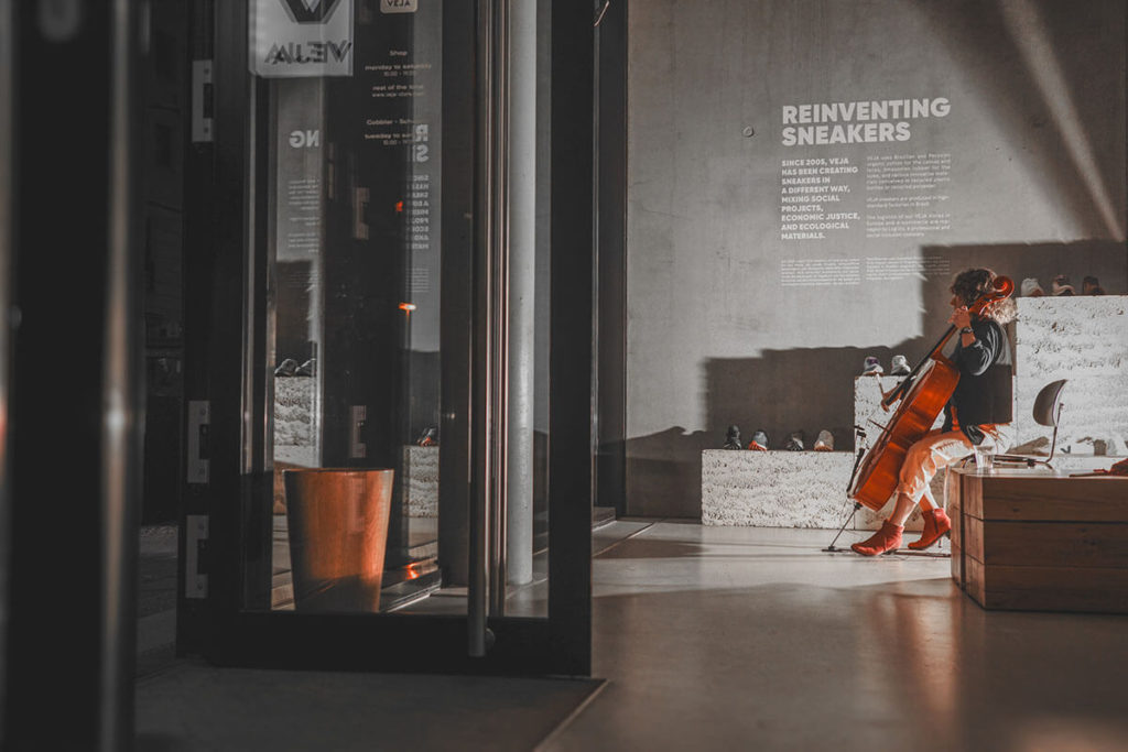 "Cellist Zeynep Ayşe Hatipoğlu fills the VEJA Store Berlin with warm, resonant tones, creating a timeless atmosphere that complements the hands-on craft of the session."