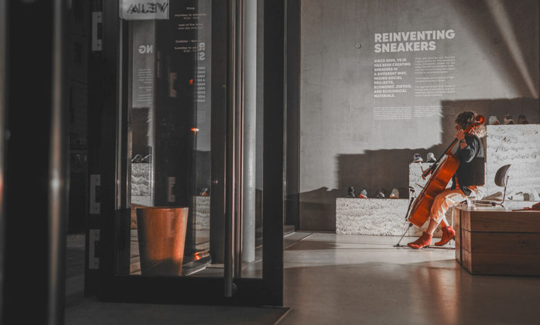 "Cellist Zeynep Ayşe Hatipoğlu fills the VEJA Store Berlin with warm, resonant tones, creating a timeless atmosphere that complements the hands-on craft of the session."