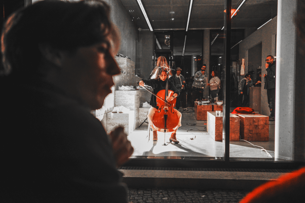 "Cellist Zeynep Ayşe Hatipoğlu fills the VEJA Store Berlin with warm, resonant tones, creating a timeless atmosphere that complements the hands-on craft of the session."