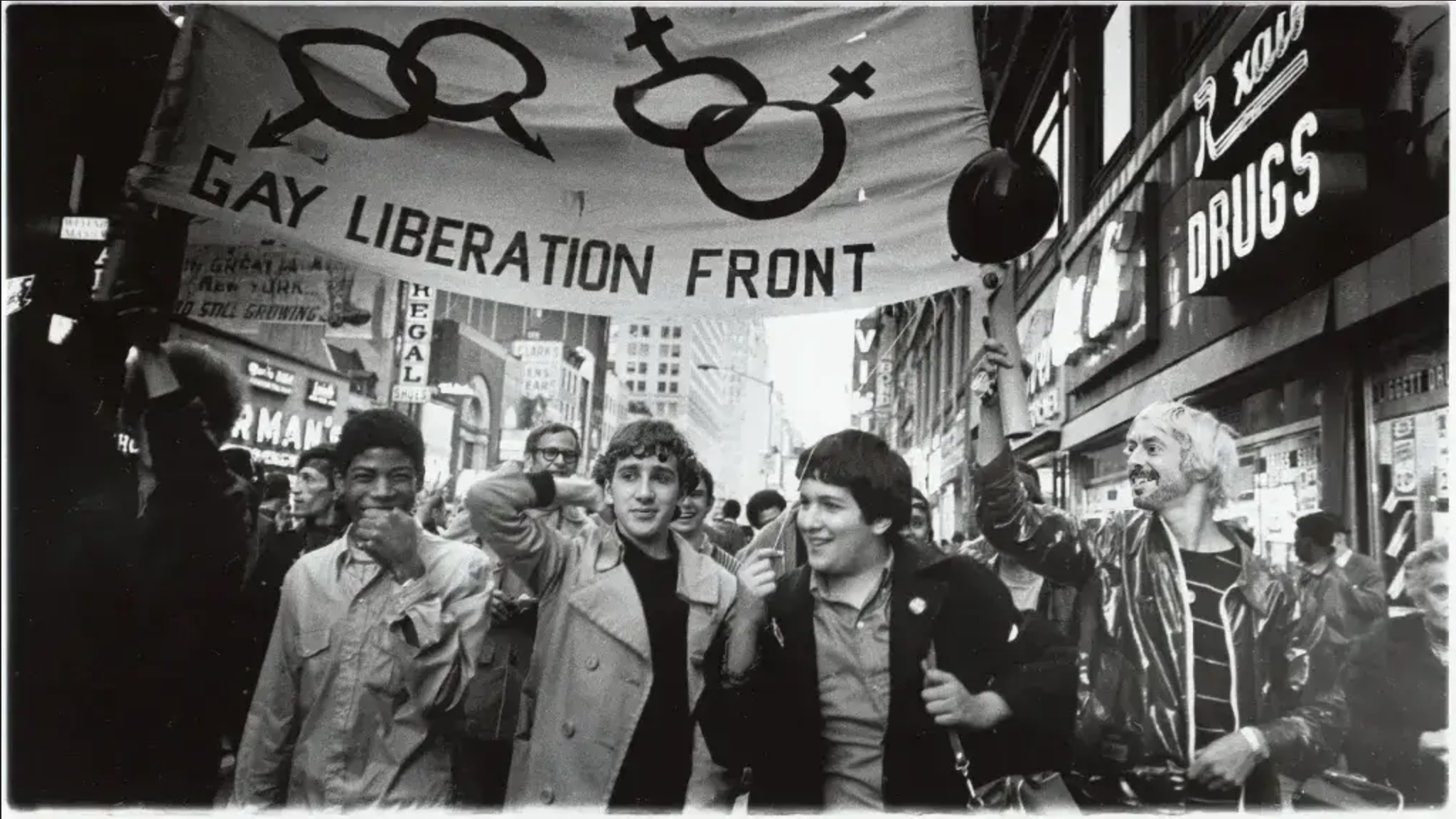 Le Gay Liberation Front était une organisation nationale avec de nombreux chapitres locaux dans les États et les communautés. Il organisait souvent des marches, comme celle-ci à Boston en 1970, pour sensibiliser le public. Le chapitre du GLF de la NIU a été lancé par des étudiants ayant participé à des réunions militantes à Chicago, avant de ramener ce qu’ils avaient appris à DeKalb. Avec le temps, des membres de la communauté locale — étudiants ou non — ont rejoint le groupe, qui était alors la seule organisation gay dans toute la région.