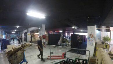 Et pendant ce temps // Un camp de migrants d'installe...