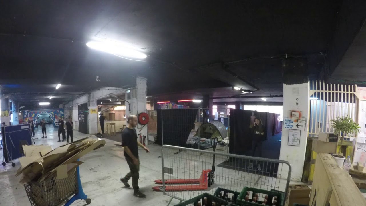 Et pendant ce temps // Un camp de migrants d'installe...